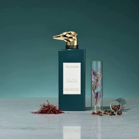 عطر گرمی تروساردی بیهایند د کورتین پیازا آلا اسکالا Trussardi Behind The Curtain Piazza Alla Scala گرم چوبی ادویه ای اورجینال با ضمانت